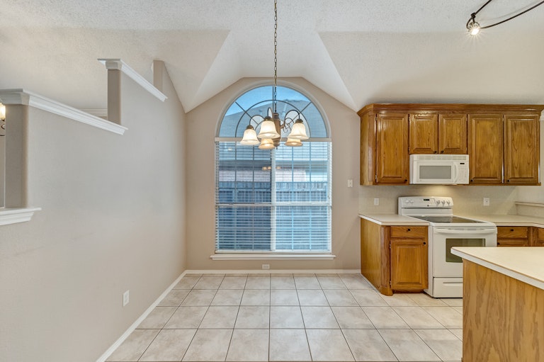 Photo 9 of 28 - 8708 Saranac Trl, Fort Worth, TX 76118