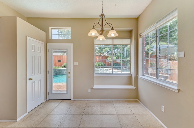 Photo 9 of 28 - 8755 Saranac Trl, Fort Worth, TX 76118