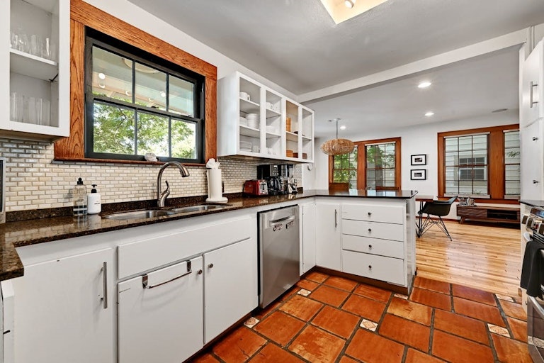 Photo 10 of 28 - 1207 Alta Vista Ave, Austin, TX 78704