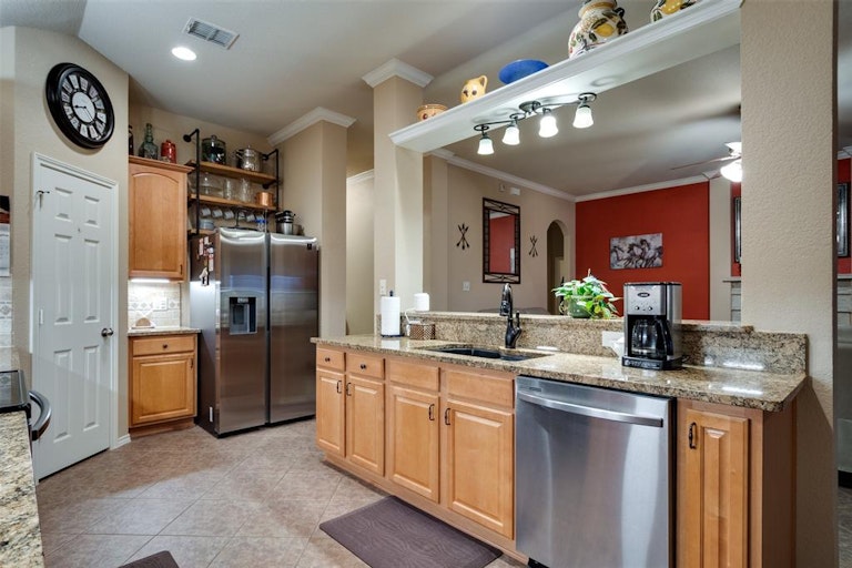 Photo 17 of 35 - 10304 Fossil Valley Dr, Fort Worth, TX 76131
