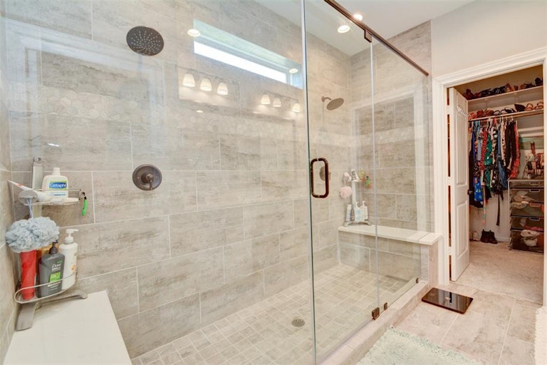 Photo 5 of 33 - 10009 Granary Dr, Houston, TX 77080
