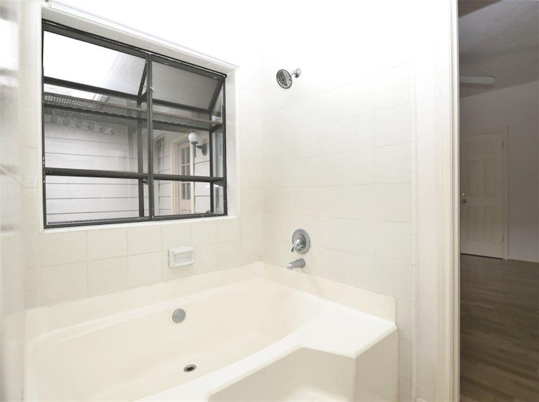 Photo 13 of 28 - 727 Bunker Hill Rd #40, Houston, TX 77024