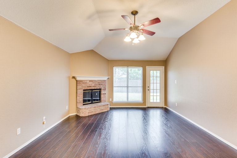 Photo 5 of 28 - 5717 Magnum Dr, Arlington, TX 76018