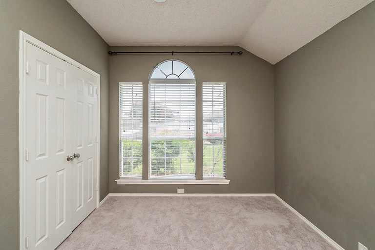 Photo 15 of 47 - 1309 Woodthorpe Dr, Mesquite, TX 75181