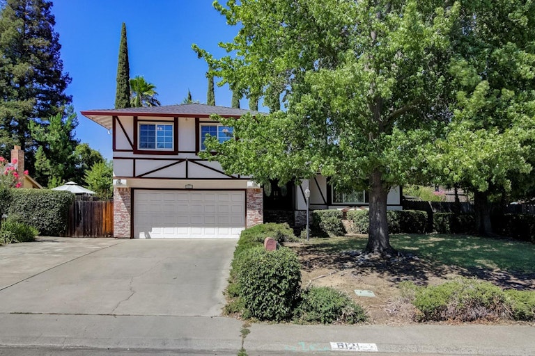 Photo 8 of 27 - 8121 Garryanna Dr, Citrus Heights, CA 95610
