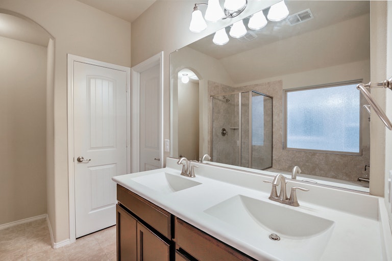 Photo 16 of 27 - 8436 Gentian Dr, Fort Worth, TX 76123
