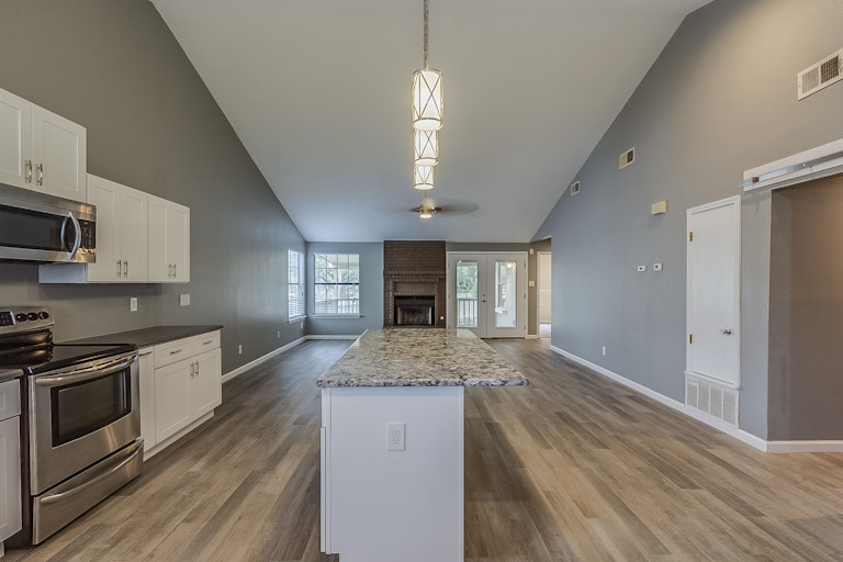 Photo 4 of 13 - 9562 Cloverdale, San Antonio, TX 78250