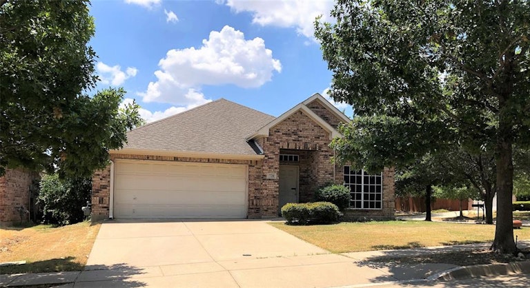 Photo 2 of 33 - 720 Red Elm Ln, Fort Worth, TX 76131