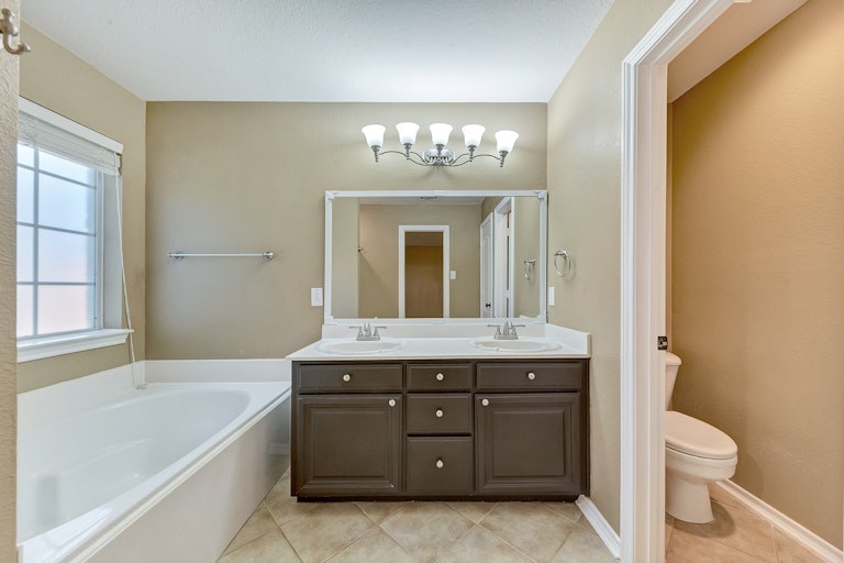 Photo 18 of 28 - 2225 Park Hurst Dr, Arlington, TX 76001