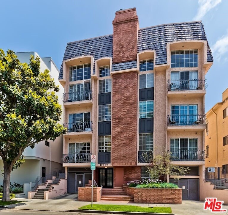 Photo 24 of 25 - 10960 Wellworth Ave #102, Los Angeles, CA 90024