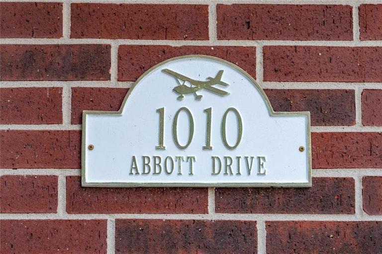 Photo 3 of 29 - 1010 Abbott Dr, Pearland, TX 77584