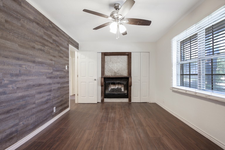 Photo 22 of 25 - 1241 King Dr, Bedford, TX 76022