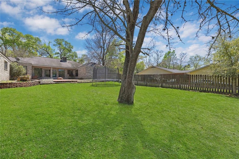 Photo 18 of 20 - 202 N Burnett Dr, Baytown, TX 77520