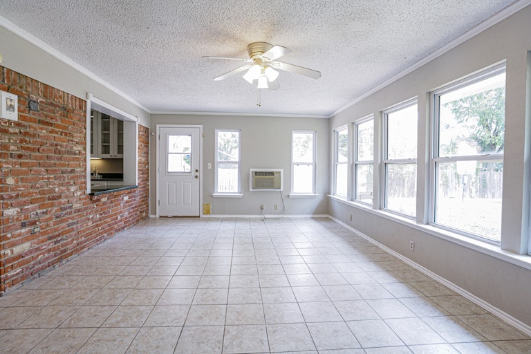 Photo 13 of 23 - 6425 Trail Lake Dr, Fort Worth, TX 76133