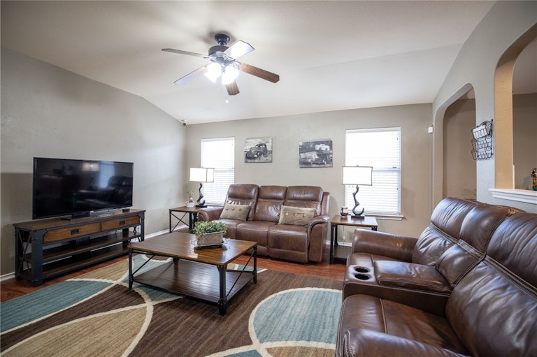 Photo 11 of 40 - 376 Solitaire Path, New Braunfels, TX 78130