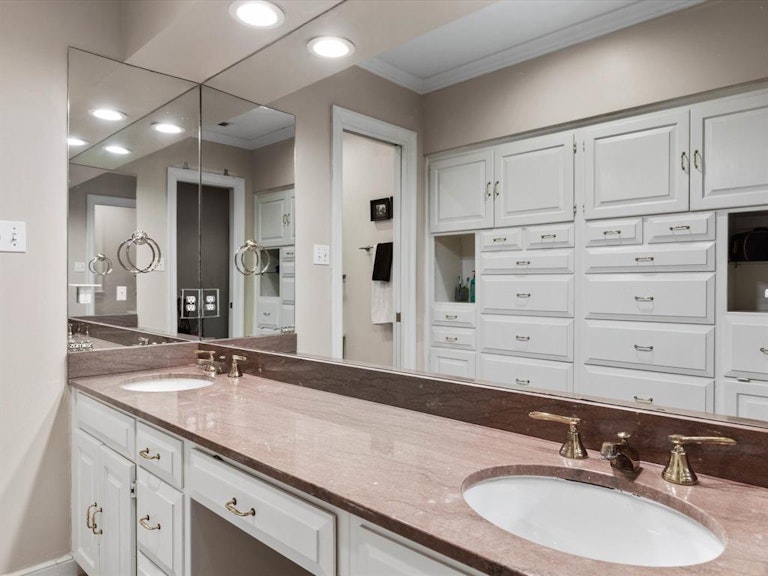 Photo 29 of 35 - 4908 Costa De Oro Ct, Arlington, TX 76017