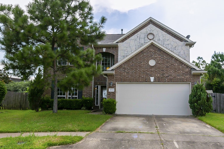 Photo 1 of 31 - 5703 Langham Dawn Ln, Houston, TX 77084