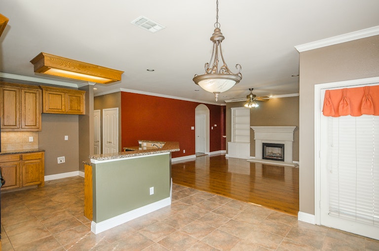 Photo 10 of 38 - 1320 Rusticwood Dr, Desoto, TX 75115