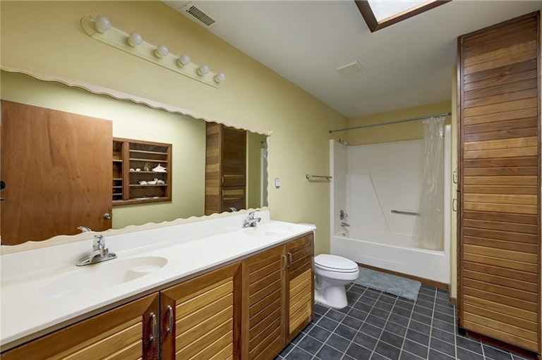 Photo 14 of 37 - 126 Deer Run Dr, Cedar Creek, TX 78612
