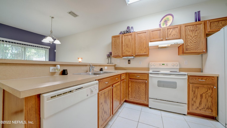 Photo 10 of 26 - 12329 Mangrove Forest Ct, Jacksonville, FL 32218