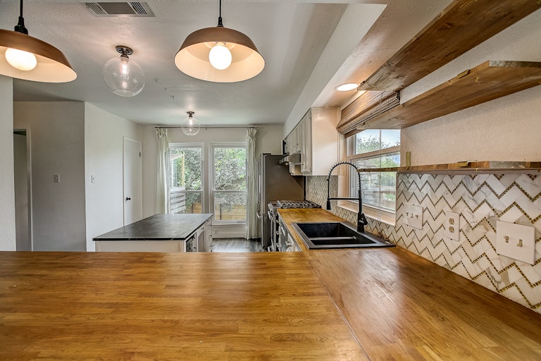 Photo 30 of 50 - 8103 Shiloh Ct, Austin, TX 78745