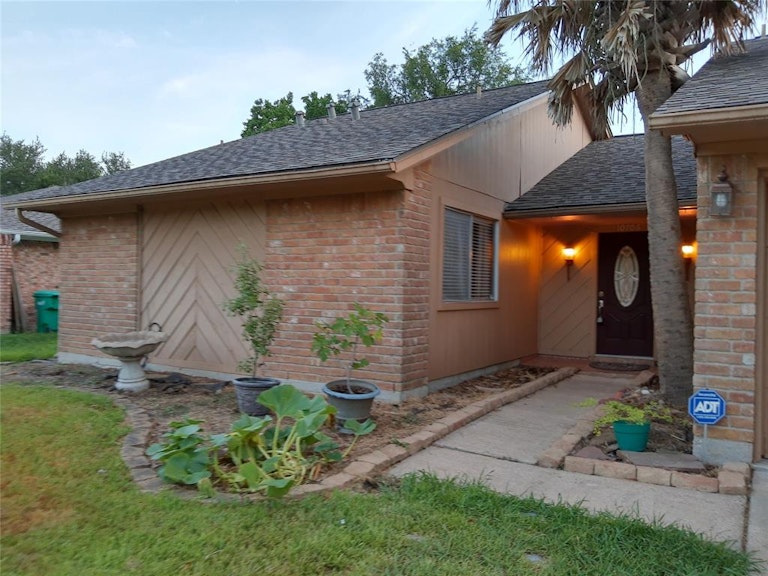 Photo 1 of 39 - 10706 Sageyork Dr, Houston, TX 77089