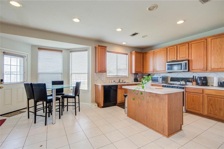 Photo 14 of 50 - 16651 Keegans Ridge Way Dr, Houston, TX 77083