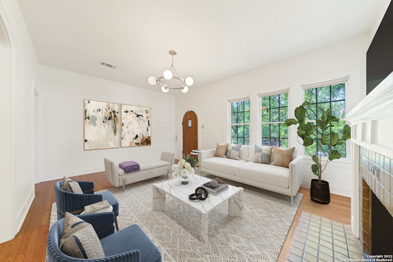 Photo 5 of 39 - 347 E Huisache Ave, San Antonio, TX 78212