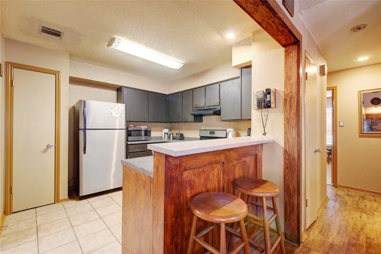 Photo 7 of 23 - 5903 Kevin Kelly Pl, Austin, TX 78727
