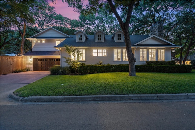 Photo 1 of 39 - 2901 Clearview Dr, Austin, TX 78703