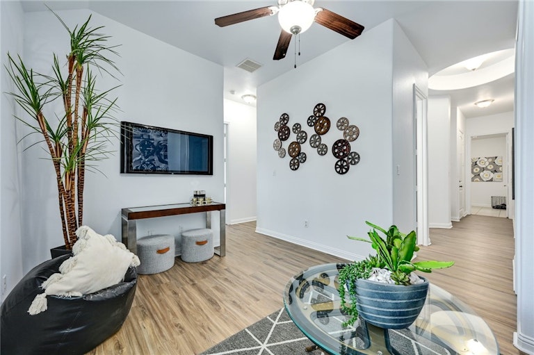 Photo 5 of 31 - 1008 Winding Way Dr, Georgetown, TX 78628