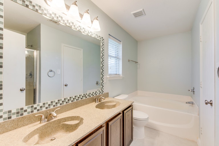 Photo 18 of 28 - 5717 Magnum Dr, Arlington, TX 76018
