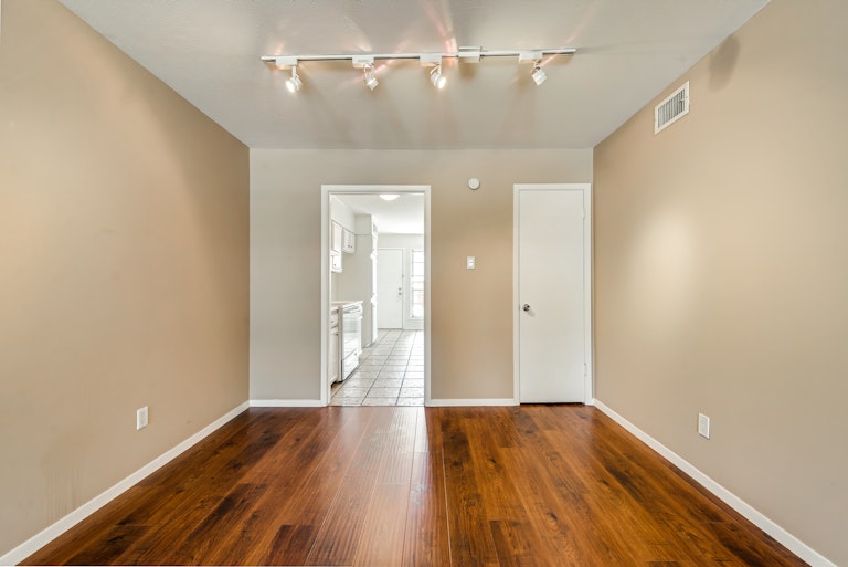 Photo 16 of 32 - 13740 Flagstone Ln, Dallas, TX 75240