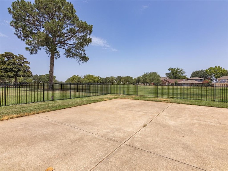 Photo 33 of 40 - 5601 Oakmont Ln, Fort Worth, TX 76112