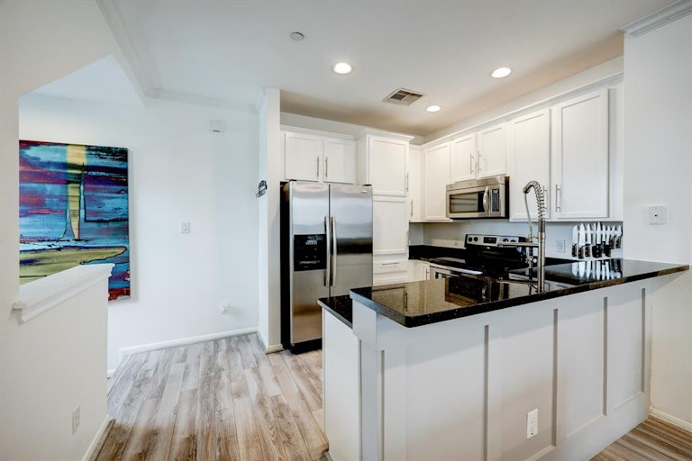 Photo 4 of 20 - 3001 Murworth Dr #501, Houston, TX 77025