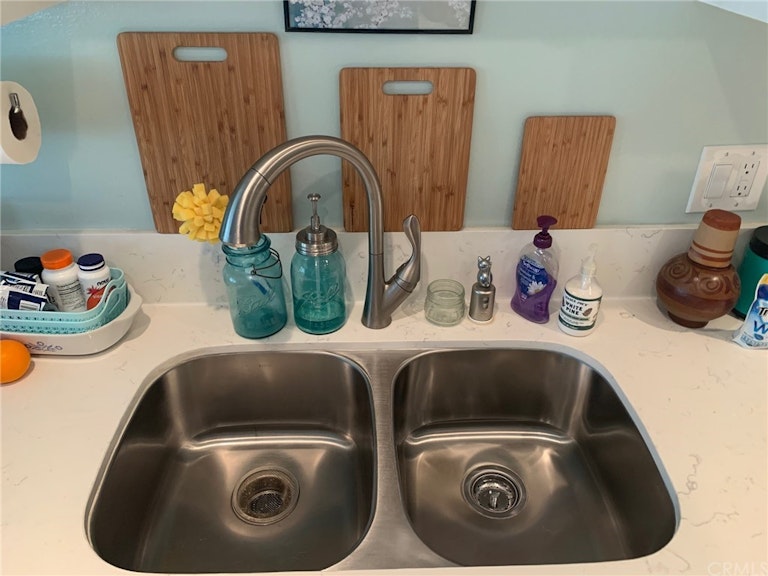 Photo 12 of 30 - 555 S La Veta Park Cir #116, Orange, CA 92868