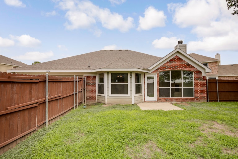 Photo 4 of 26 - 1804 Athena Dr, Lancaster, TX 75134