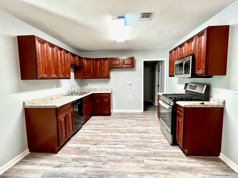 Photo 9 of 23 - 3946 Southport Dr, San Antonio, TX 78223