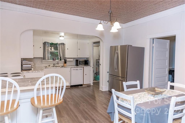 Photo 3 of 20 - 407 E 11th St, Kannapolis, NC 28083