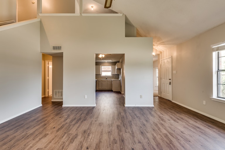 Photo 10 of 28 - 3917 Lois Cir, Rowlett, TX 75088