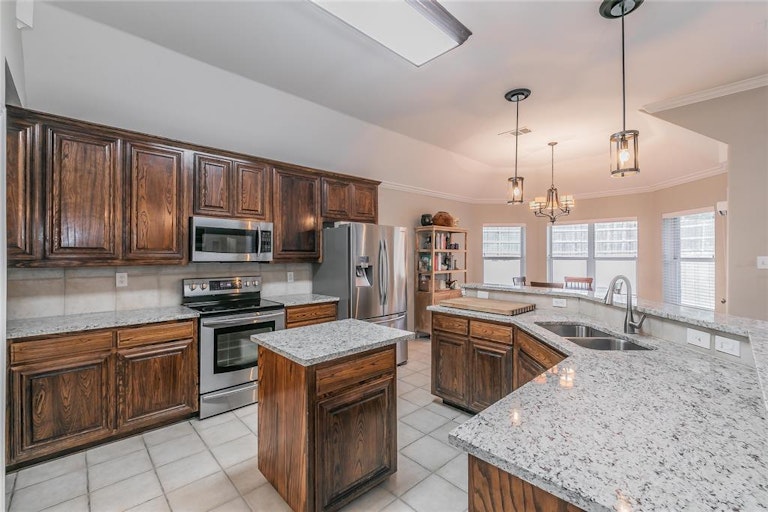 Photo 9 of 40 - 4805 Campfire Ct, Fort Worth, TX 76244