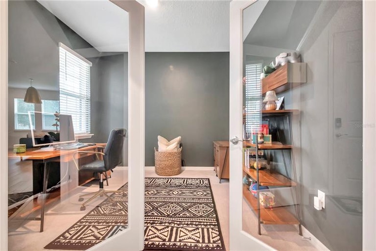 Photo 2 of 27 - 10918 Kidron Valley Ln, Tampa, FL 33625