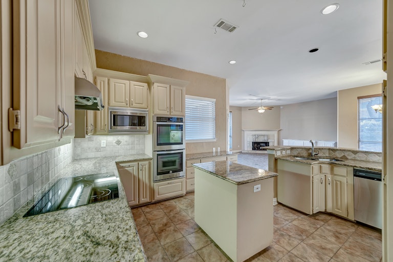 Photo 4 of 24 - 2809 Kingswood Dr, Grapevine, TX 76051