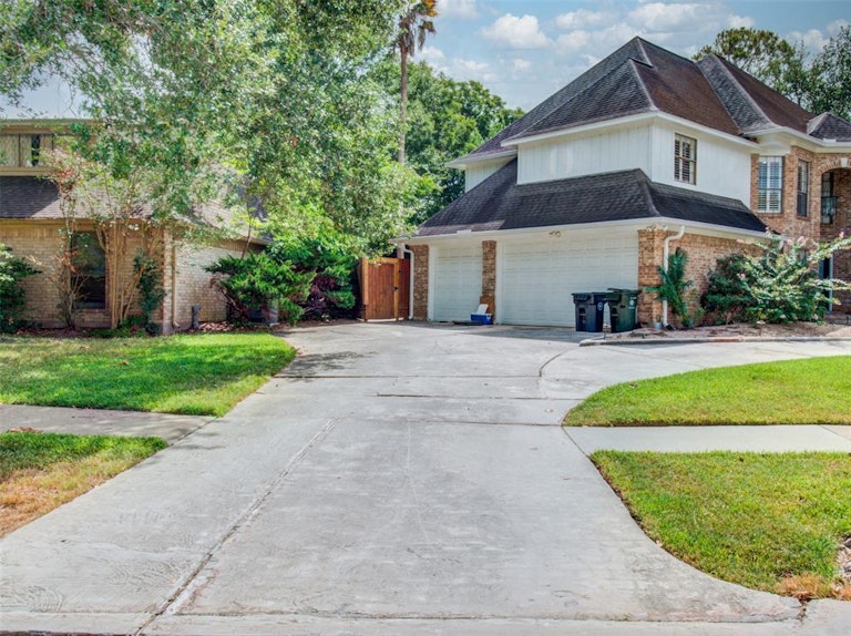 Photo 5 of 50 - 2518 Hodges Bend Cir, Sugar Land, TX 77479