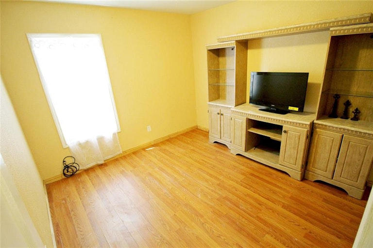 Photo 13 of 39 - 6539 Greenspan Ave, Dallas, TX 75232