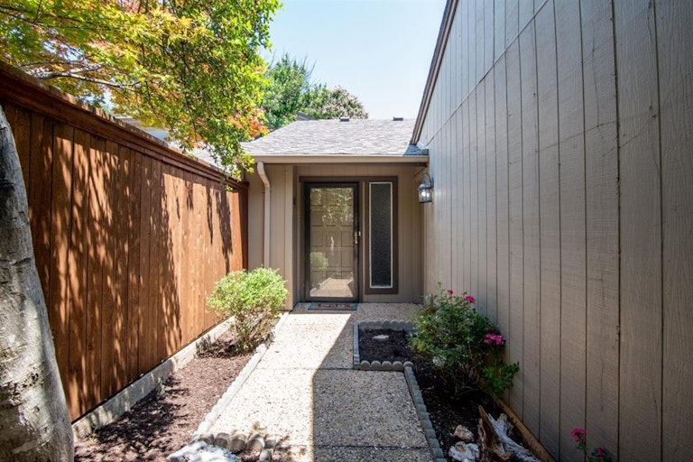 Photo 3 of 18 - 9547 Highland View Dr, Dallas, TX 75238