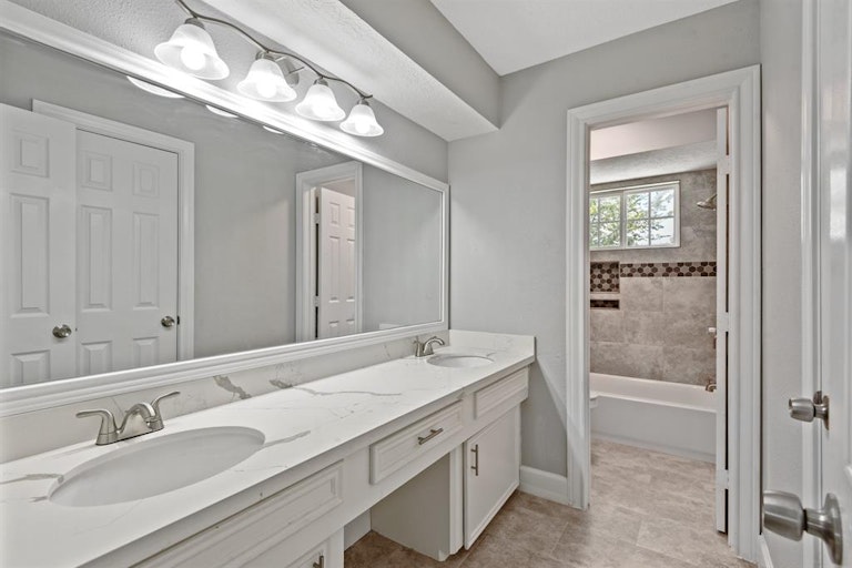 Photo 25 of 36 - 214 Andorra Ln, Houston, TX 77015