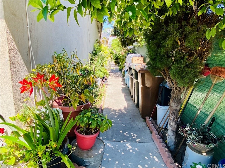 Photo 14 of 32 - 405 E Truslow Ave, Fullerton, CA 92832