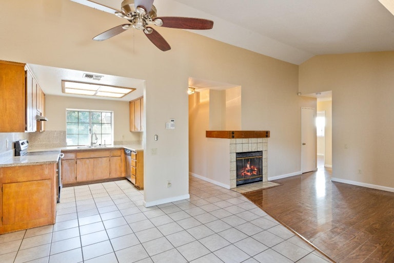 Photo 15 of 38 - 5030 Strasbourg Way, Sacramento, CA 95842