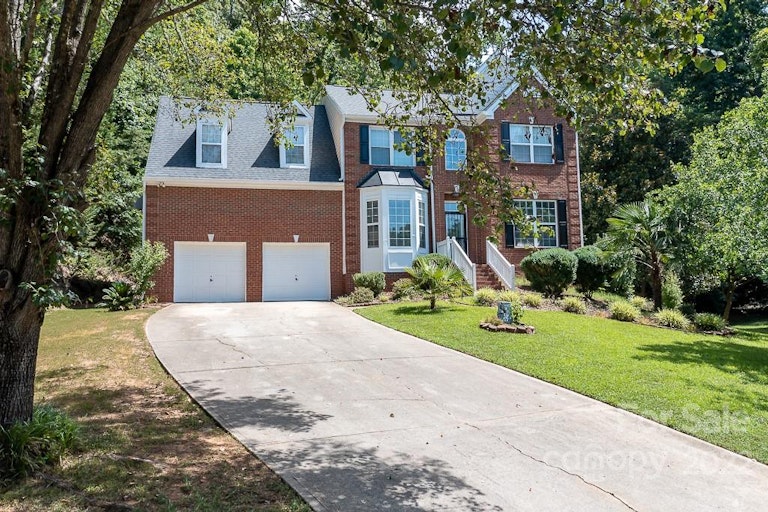 Photo 2 of 37 - 14200 Queens Carriage Pl, Charlotte, NC 28278